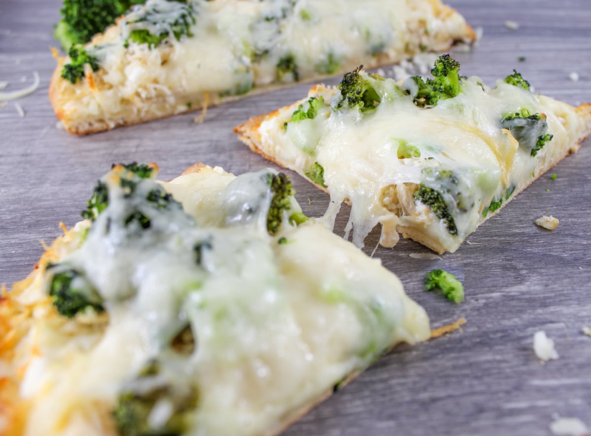 Creamy Chicken Alfredo Naan Pizza: Homemade Sauce in 20 Minutes